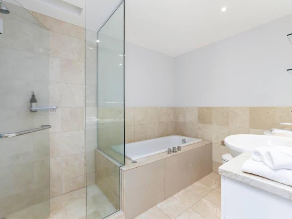 Bright One Bedroom Beauty With Balcony And Unbeatable Views Auckland Eksteriør bilde